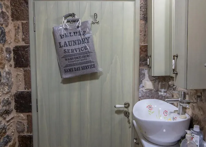 Niki's Tower - Stone Gems By The Sea קלמאטה